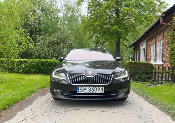 Skoda Superb cena 72000 przebieg: 152000, rok produkcji 2017 z Biała małe 56